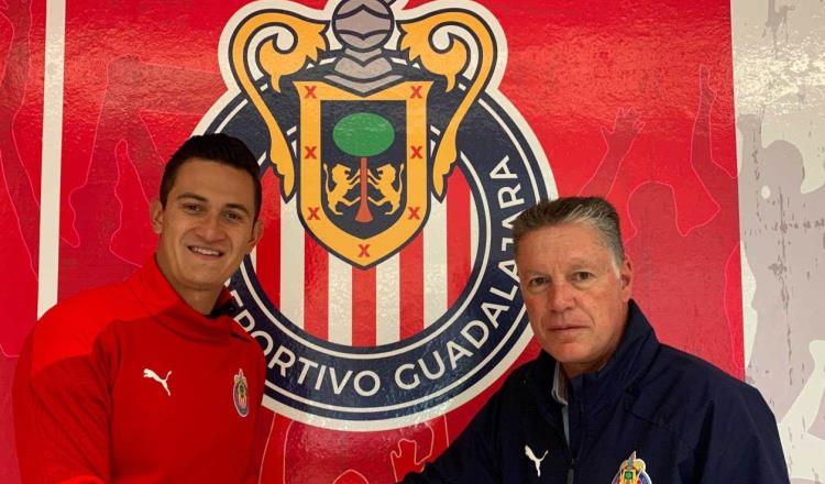 Renueva Raúl Gudiño con Chivas tras varios meses de negociación