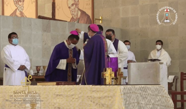 Recibe Monseñor Roberto Madrigal sus primeras dos insignias episcopales como obispo electo de Tuxpan