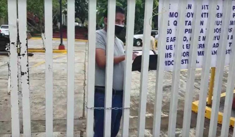 Se encadena ex trabajador a portón de Setab; acusa despido injustificado