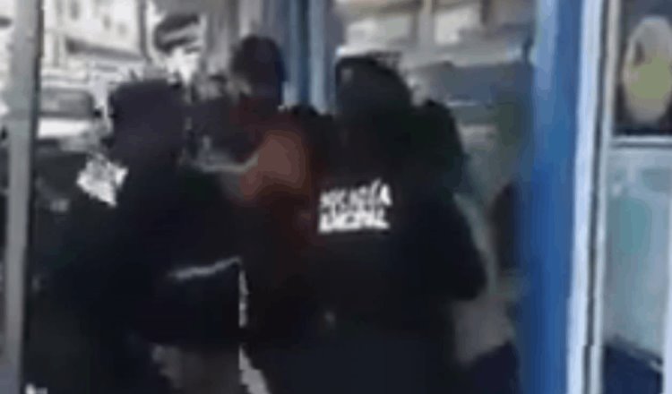 En Oaxaca, destituyen a policías que agredieron a pareja por no usar cubrebocas
