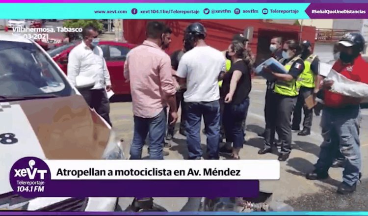 Chocan taxi y motociclista en avenida Méndez… hay un lesionado