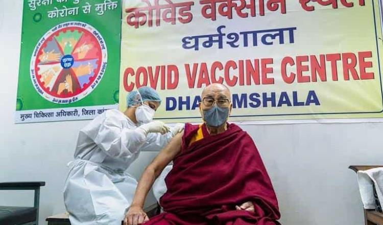 Se vacuna el Dalái Lama contra el SARS-CoV-2