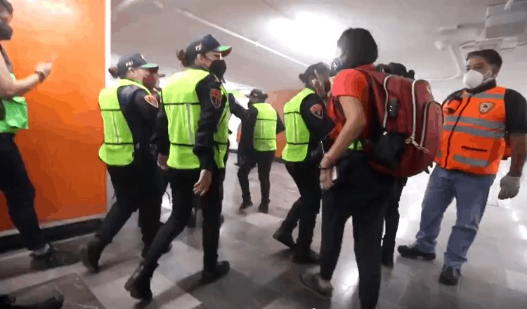 Policías agreden a fotoperiodistas previo a inicio de manifestación del 8M en CDMX