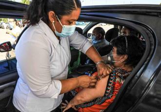 Inicia vacunación de adultos mayores contra el Covid-19 en Centro