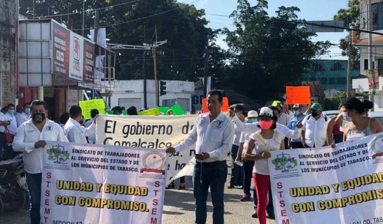 Trabajadores del Ayuntamiento de Comalcalco exigen pago de días económicos; la autoridad promete darles respuesta mañana