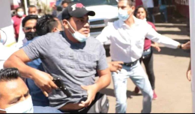 Escolta de delegada de Bienestar en Oaxaca desenfunda arma en manifestación por falta de vacunas contra COVID