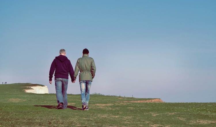 Polonia prohibirá que gays adopten, aunque sean padres solteros
