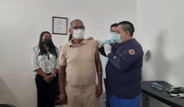Internos de la tercera edad del Cereso de Cozumel reciben vacuna anticovid