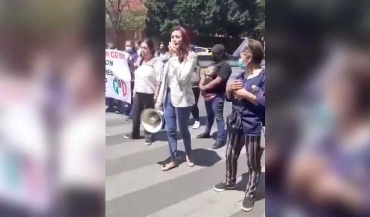 Mujeres exigen renuncia del dirigente del PRI en CDMX; lo vinculan a presunta red de prostitución de Gutiérrez de la Torre