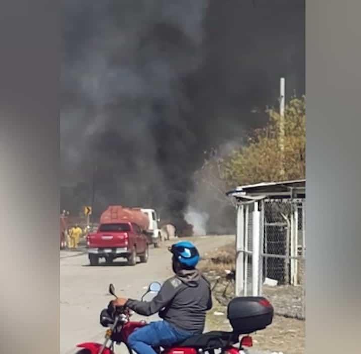 Vuelca pipa y se incendia en Montemorelos, Nuevo León; no se reportan personas fallecidas ni lesionadas