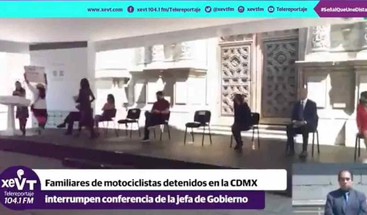 Irrumpen en evento de Claudia Sheinbaum familiares de motociclistas detenidos en Tepito para pedir que sean liberados