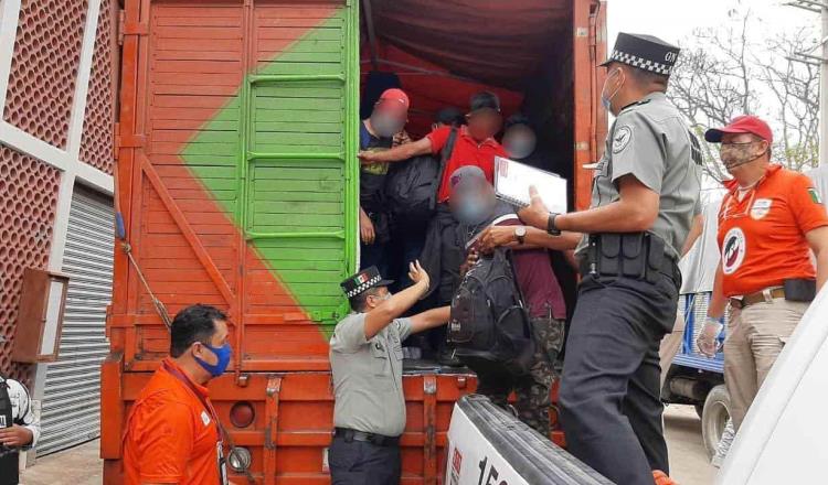 Rescatan a 329 migrantes que viajaban hacinados en la caja de tres camiones, en Chiapas