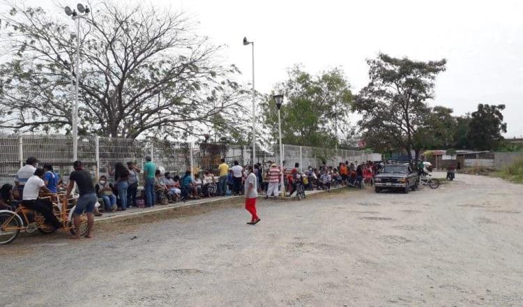 Hacen fila por segundo día consecutivo habitantes de La Manga a la espera de sus enseres domésticos