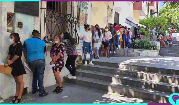 Jóvenes reciben sin guardar distancia su beca Benito Juárez en la Zona Luz