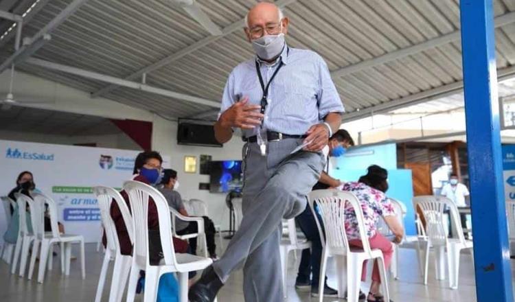 En Perú, adulto mayor baila tras recibir su vacuna contra el coronavirus 