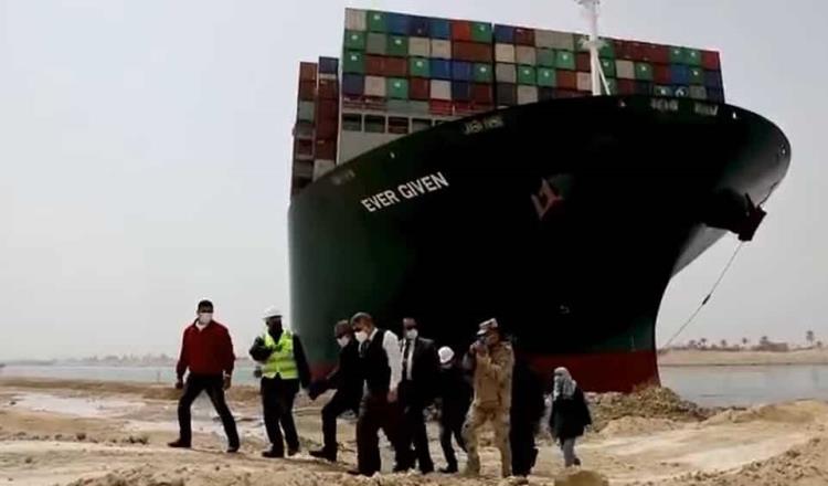 Advierten golpe al comercio mundial por bloqueo de buque al Canal de Suez