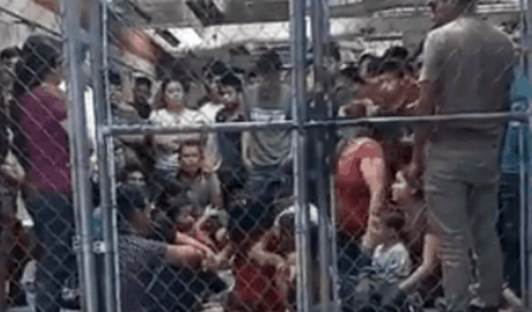 México mantiene a migrantes centroamericanos, entre ellos niños, hacinados en jaula