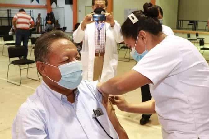Se vacuna contra COVID-19 el alcalde de Cárdenas, Armando Beltrán