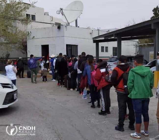 Autoridades mexicanas trasladan de Chihuahua al Paso Texas a 32 migrantes para que continúen con su trámite de asilo en EE. UU.