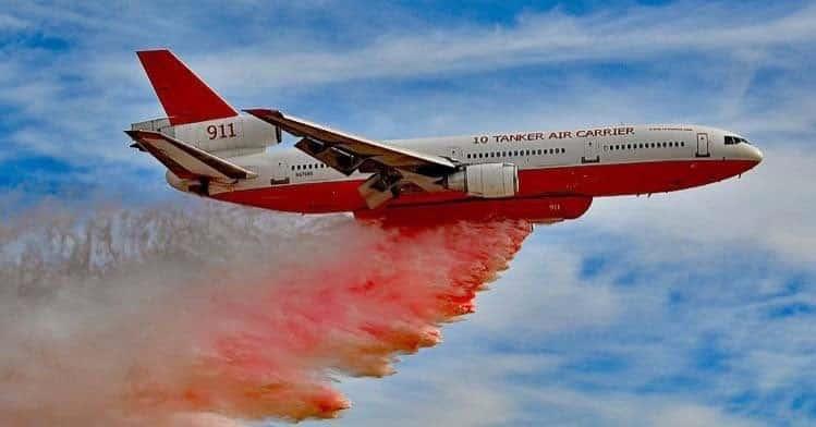 Coahuila y NL utilizan avión DC-10, el lanzador de agua más grande del mundo, para combatir incendio forestal