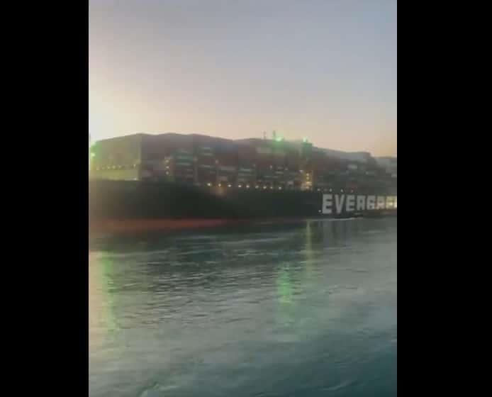 Logran desencallar el Ever Given, el carguero que bloqueaba el canal de Suez