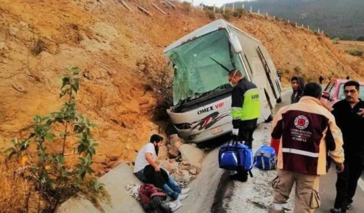 7 muertos deja volcadura de autobús en EdoMex