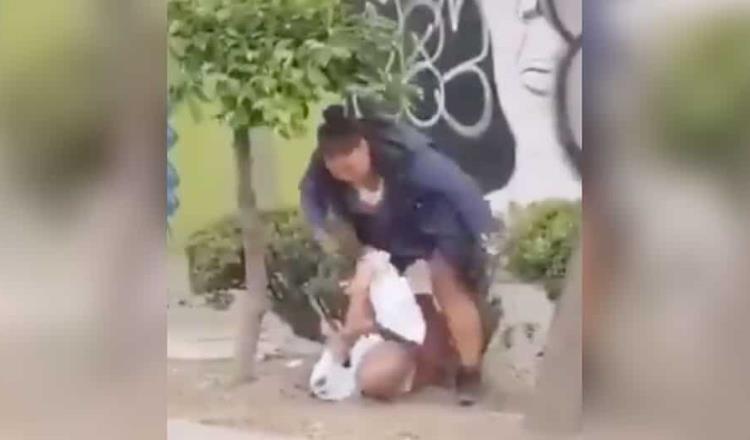 En la CDMX mujer golpea en reiteradas ocasiones a hombre de la tercera edad