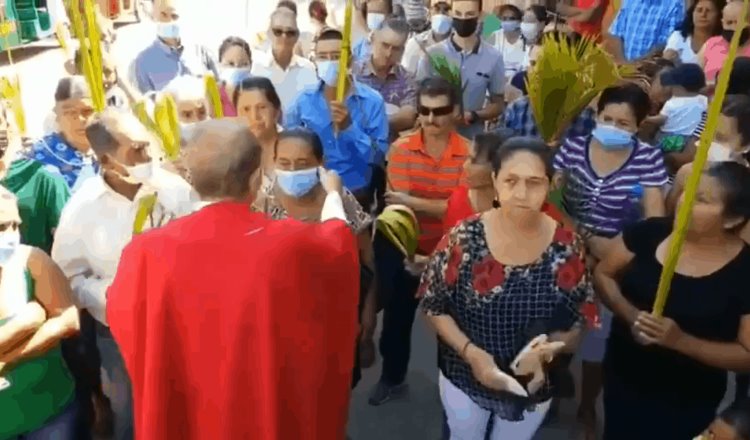 Sacerdote quita cubrebocas a mujer en Honduras y lo califica como babosada