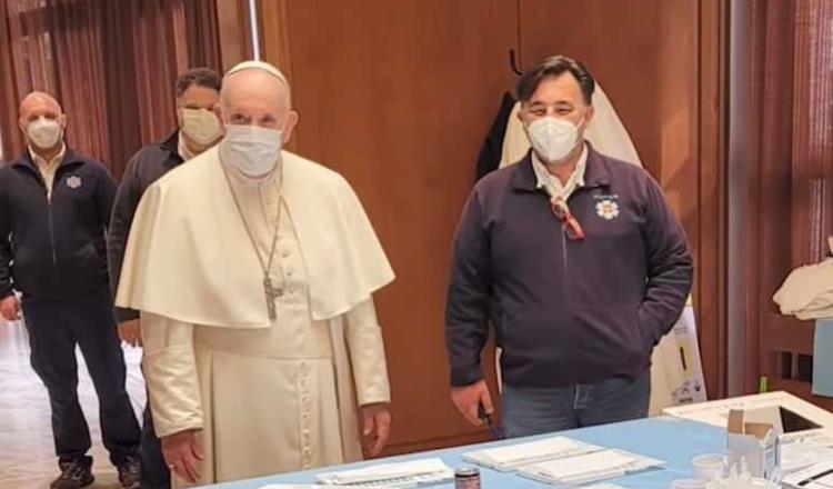 Visita Papa Francisco centro de vacunación del Vaticano para inocular a personas sin hogar