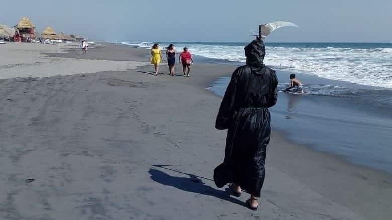 Hombre se viste de “Muerte” para concienciar a turistas en playa de Chiapas