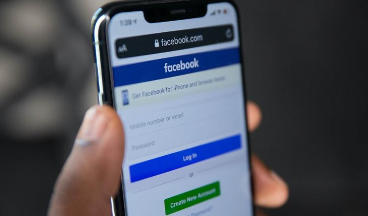 Elimina Facebook a 7 empresas por espionaje a 50 mil personas