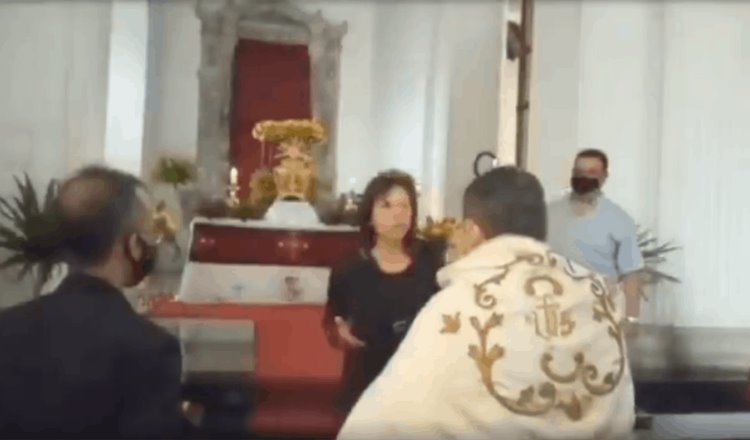Mujer cachetea a sacerdote en Venezuela durante plena misa de Jueves Santo