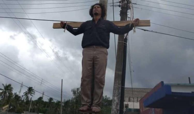 Hombre se “crucifica” en Veracruz para solicitar trabajo en PEMEX