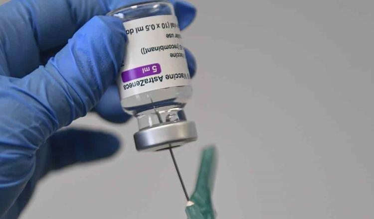 “Beneficios superan los riesgos”, insiste AstraZeneca sobre su vacuna anticovid