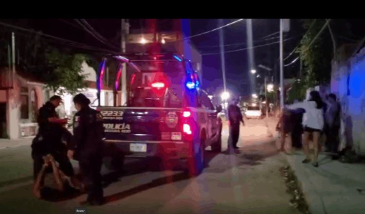 De nueva cuenta policías del municipio de Tulum son grabados golpeando a un detenido 