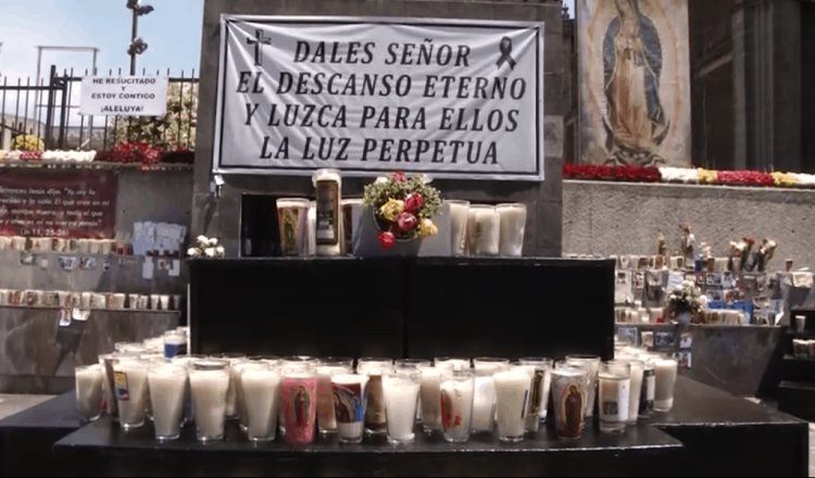 Colocan memorial con veladoras afuera de la Basílica de Guadalupe por fallecidos de coronavirus