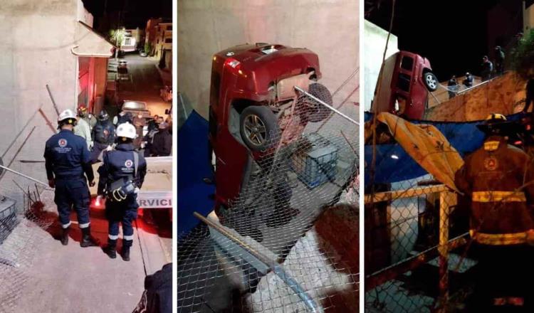 Mujer pierde el control de su camioneta y cae en las instalaciones de un autolavado… en Zacatecas