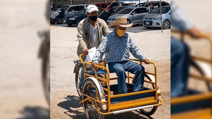 En Tamaulipas llevan en triciclo a un abuelito a vacunarse contra el Covid 