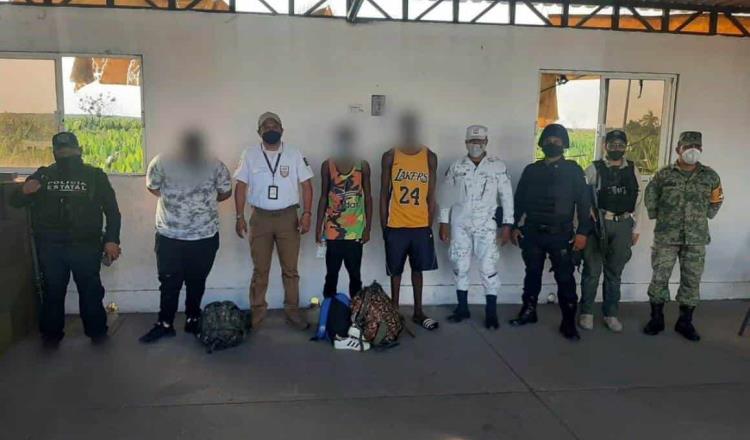 Rescatan en Agua Dulce, Veracruz, a 10 migrantes que viajaban en autobuses