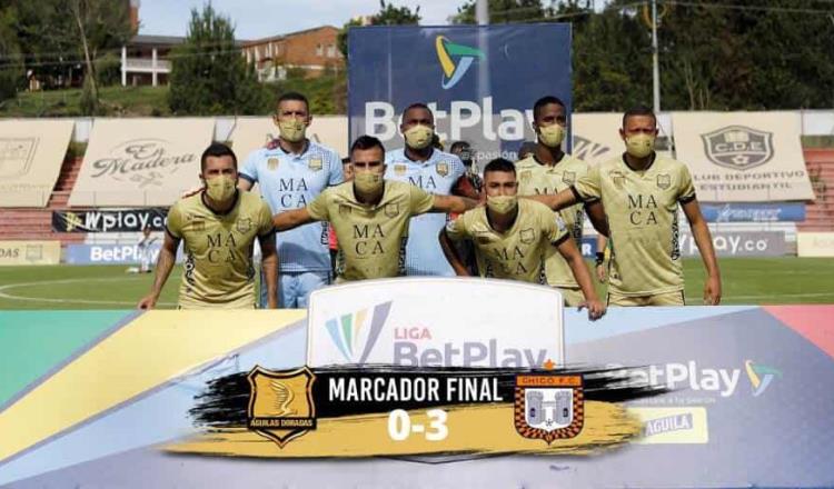 Con sólo siete futbolistas, equipo colombiano aguanta marcador