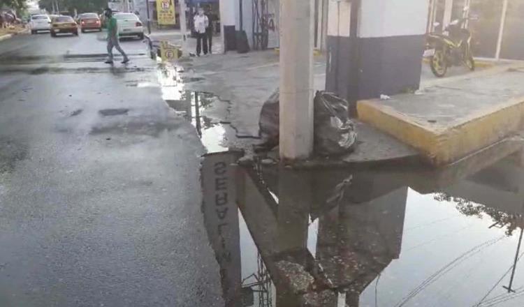 Piden comerciantes reparación de fuga de agua en avenida Méndez; lleva 10 días