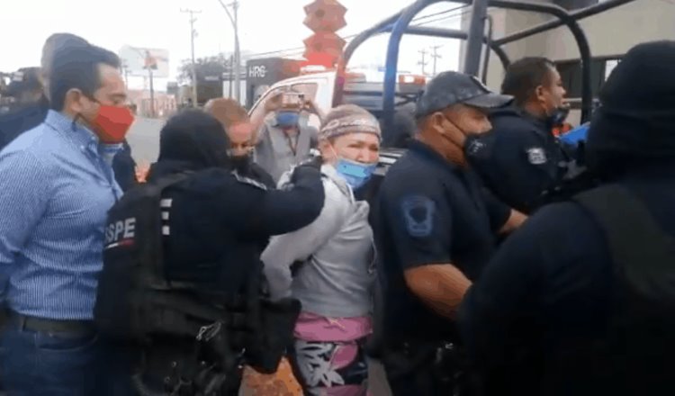 Elementos de la policía de Chihuahua detienen en plena manifestación a candidata del PRI en Cd Juárez