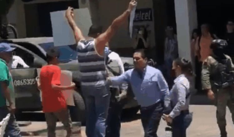 Captan a Silvano Aureoles gobernador de Michoacán empujando a maestro que se manifiesta
