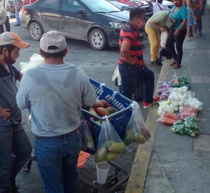 Denuncian regreso de ambulantes a los alrededores del Pino Suárez