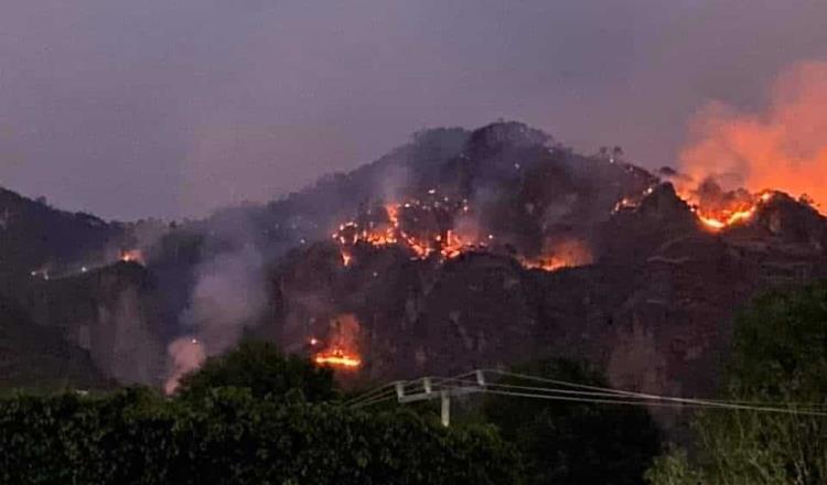 Sin control continúa el incendio en El Tepozteco, Morelos