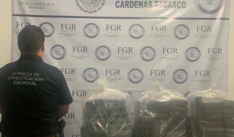 Asegura FGR embarcación pesquera abandonada con 75 paquetes de cocaína en Dos Bocas 