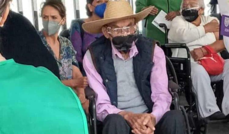 Reaparece el expresidente Luis Echeverría; recibe vacuna contra Covid-19 en la CDMX  