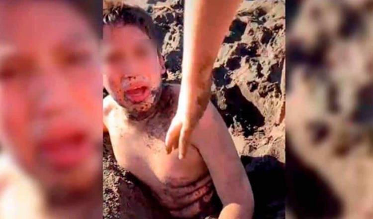 Niño arremete contra sus parientes y le dice que “son una @#$%& de familia”, luego de ser enterrado en la arena de una playa