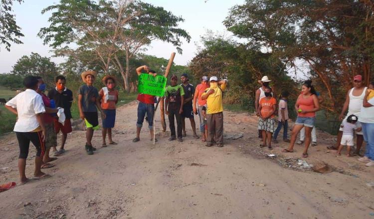 Cierran pobladores de Nacajuca acceso a basurero que lleva casi un mes incendiándose