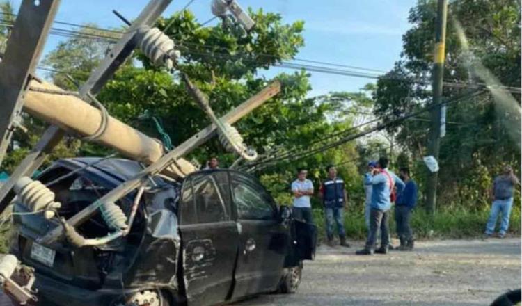 Se impacta automóvil contra poste de luz en la carretera Nacajuca-Villahermosa